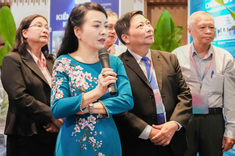 Phó Giáo sư, Tiến sĩ Nguyễn Thị Kim Tiến, nguyên Bộ trưởng Y tế chia sẻ thông tin tại hội thảo. Phó Giáo sư, Tiến sĩ Nguyễn Thị Kim Tiến, nguyên Bộ trưởng Y tế chia sẻ thông tin tại hội thảo.