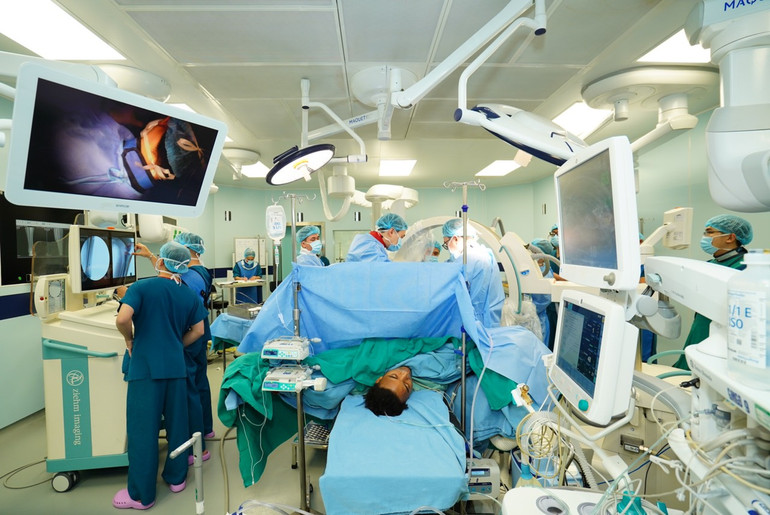 Xuân Son được phẫu thuật từ lúc 20 giờ tối nay.