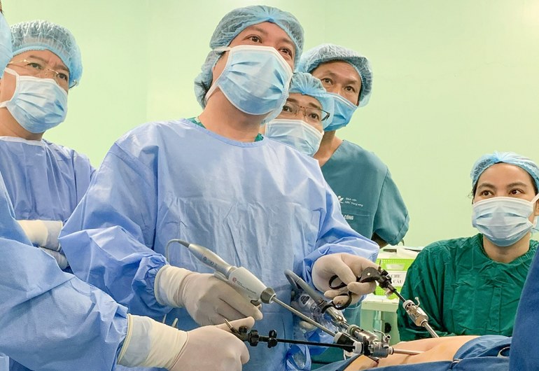 Phó Giáo sư, Tiến sĩ Phạm Duy Hiền, Phó Giám đốc Bệnh viện Nhi Trung ương, trực tiếp chỉ đạo ca phẫu thuật.