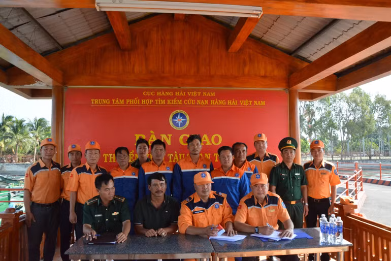 Bàn giao thuyền viên tàu gặp nạn cho cơ quan chức năng.