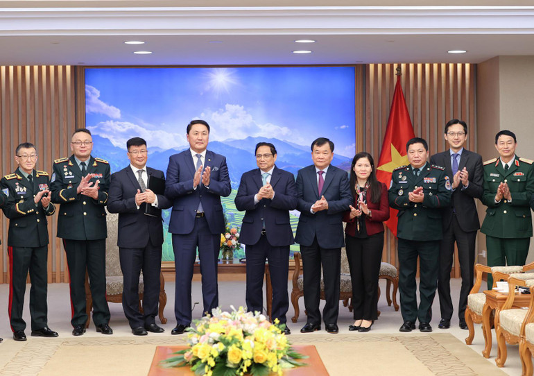 Thủ tướng Phạm Minh Chính và Bộ trưởng Quốc phòng Mông Cổ Saikhanbayar Gursed chụp ảnh chung với các thành viên hai nước sau buổi tiếp.