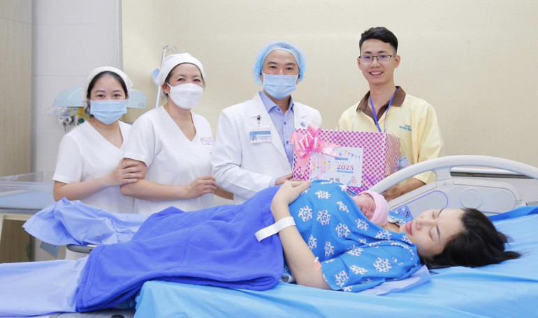 Em bé chào đời vào khoảnh khắc đầu tiên của năm mới tại Bệnh viện Từ Dũ.