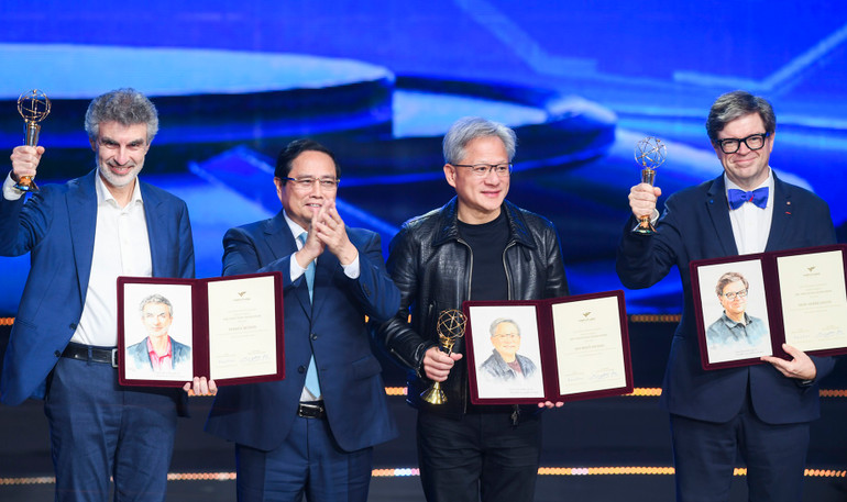 Các chủ nhân Giải thưởng Chính VinFuture 2024.