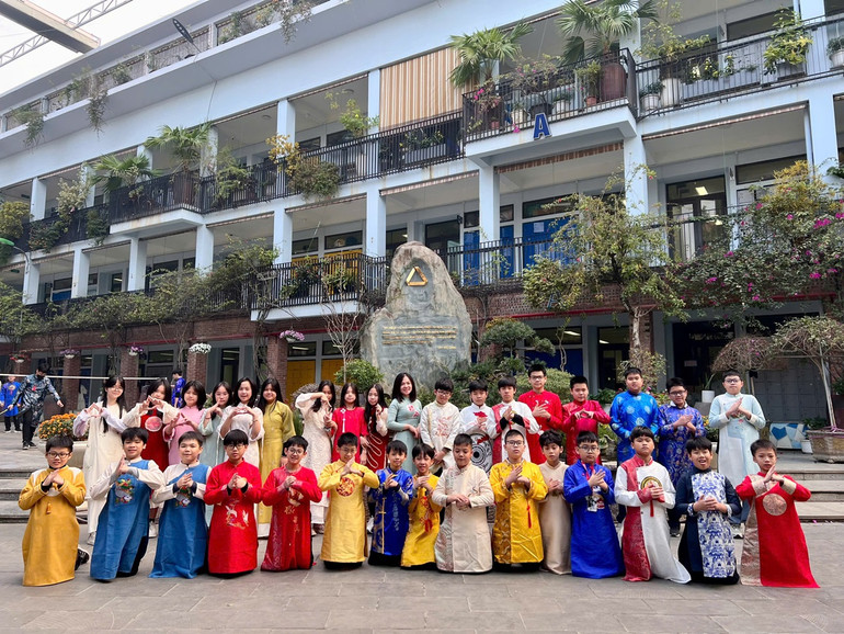 Cô trò lớp 6V5 trong trang phục Áo dài.