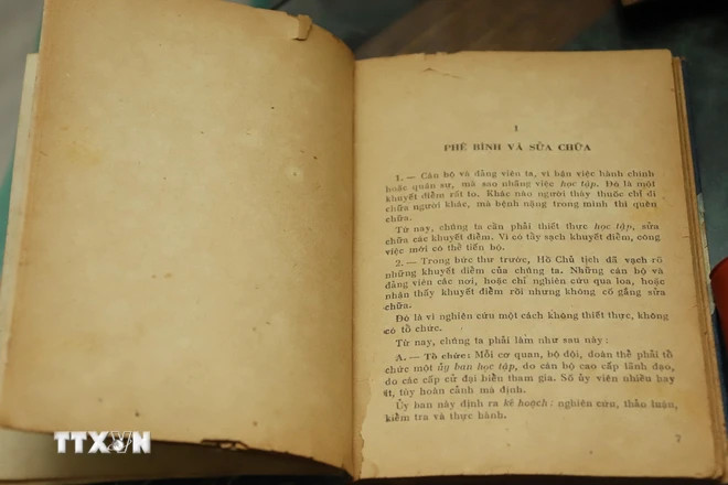 Nội dung đầu tiên trong cuốn sách "Sửa đổi lối làm việc" của Chủ tịch Hồ Chí Minh, cuốn sách "gối đầu giường" của cố Chủ tịch Đảng NDCM Lào Kaysone Phomvihane, trong Khu di tích Chủ tịch Kaysone Phomvihane ở thủ đô Vientiane. (Ảnh: Xuân Tú/TTXVN)