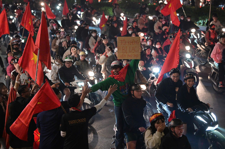 Người hâm mộ đổ ra đường mừng đội tuyển Việt Nam vô địch ASEAN Cup 2024 ảnh 27