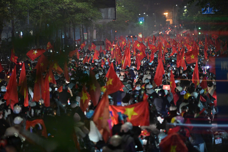 Người hâm mộ đổ ra đường mừng đội tuyển Việt Nam vô địch ASEAN Cup 2024 ảnh 24