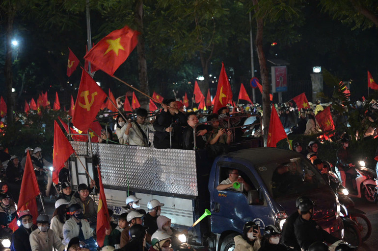 Người hâm mộ đổ ra đường mừng đội tuyển Việt Nam vô địch ASEAN Cup 2024 ảnh 25