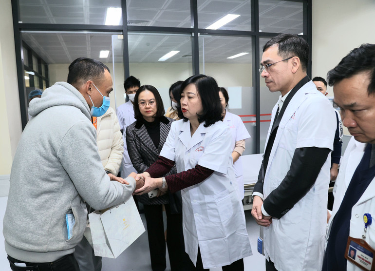 Bộ trưởng Y tế Đào Hồng Lan động viên người nhà người bệnh.