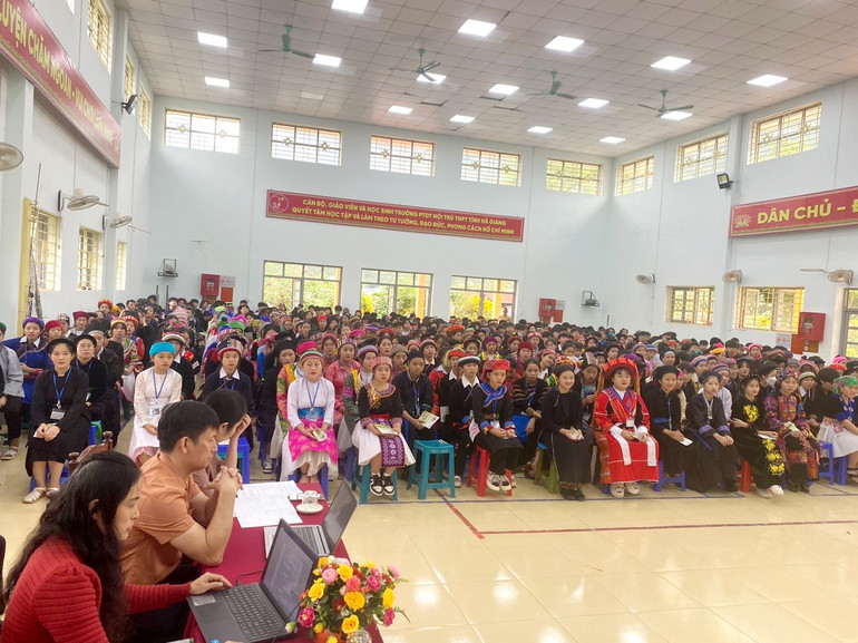 Giáo viên và học sinh Trường Phổ thông Dân tộc Nội trú THPT tỉnh Hà Giang chăm chú lắng nghe kiến thức về bệnh tan máu bẩm sinh.