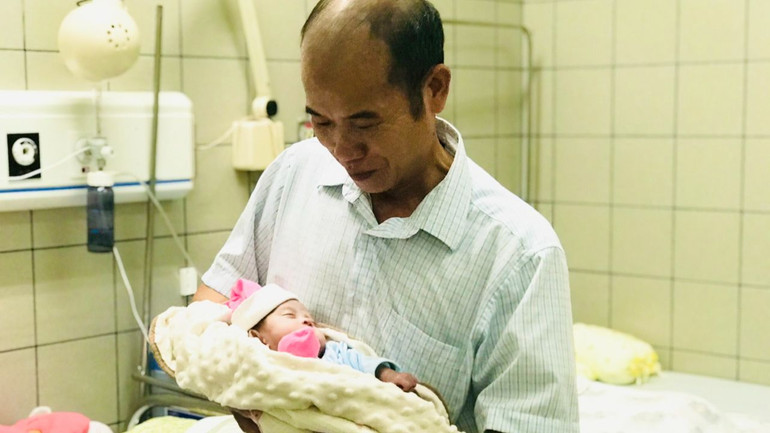 Ông nội hạnh phúc khi đón cháu gái khỏe mạnh xuất viện. Ông nội hạnh phúc khi đón cháu gái khỏe mạnh xuất viện.