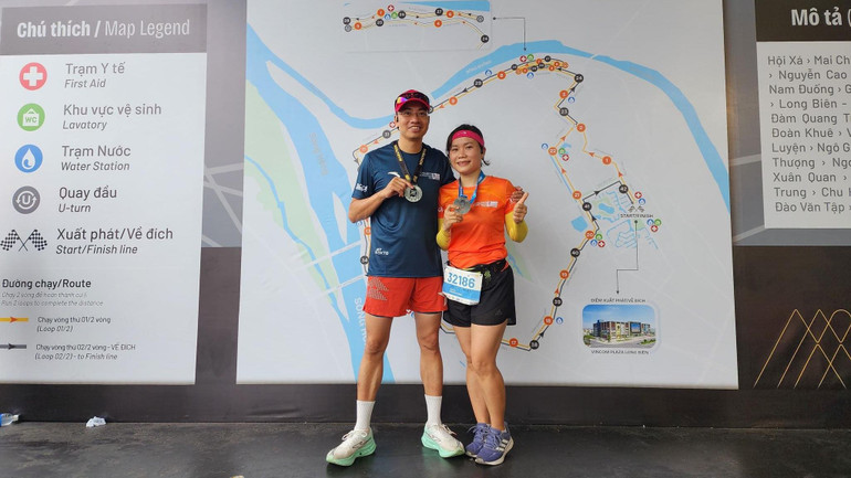 Những bước chạy của anh luôn có vợ đồng hành. Những bước chạy của anh luôn có vợ đồng hành.