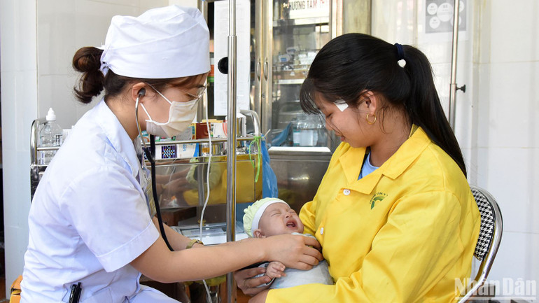 Tư vấn sức khỏe sinh sản cho phụ nữ tại trạm y tế xã Tân trào, huyện Sơn Dương, tỉnh Tuyên Quang. (Ảnh: TRẦN HẢI)