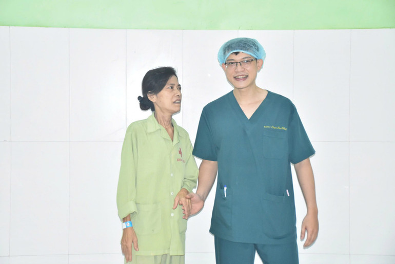 Bệnh nhân có thể đi lại được. (Ảnh: Báo Quảng Ngãi) Bệnh nhân có thể đi lại được. (Ảnh: Báo Quảng Ngãi)