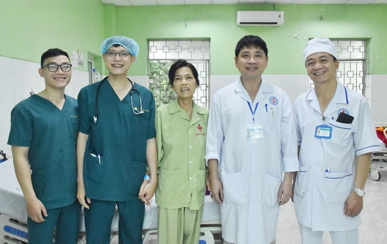 Các y, bác sĩ chúc mừng bệnh nhân ra viện. (Ảnh: Báo Quảng Ngãi) Các y, bác sĩ chúc mừng bệnh nhân ra viện. (Ảnh: Báo Quảng Ngãi)