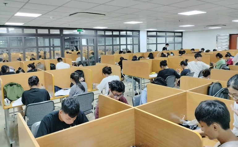 Thư viện tỉnh Thái Bình hiện có 6 phòng đọc trang bị hiện đại. Thư viện tỉnh Thái Bình hiện có 6 phòng đọc trang bị hiện đại.