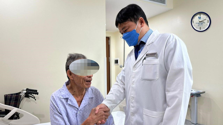 Người bệnh cảm ơn bác sĩ Bảo Ngọc trước khi xuất viện.