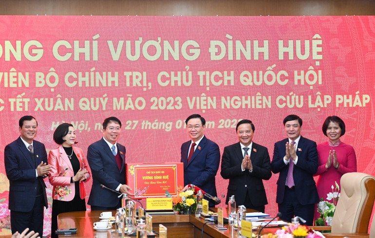 Chủ tịch Quốc hội Vương Đình Huệ trao tặng quà Tết cho Viện Nghiên cứu Lập pháp. (Ảnh: DUY LINH)