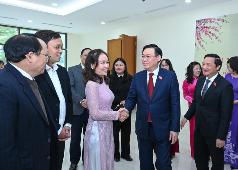 Chủ tịch Quốc hội Vương Đình Huệ với cán bộ Viện Nghiên cứu lập pháp. (Ảnh: DUY LINH)