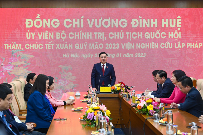 Chủ tịch Quốc hội Vương Đình Huệ phát biểu chỉ đạo, giao nhiệm vụ và chúc Tết Viện Nghiên cứu Lập pháp. (Ảnh: DUY LINH)