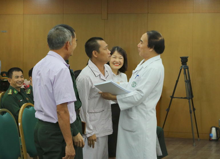 Phó Giáo sư, Tiến sĩ Nguyễn Văn Chi chúc mừng gia đình Thiếu tá Chương.