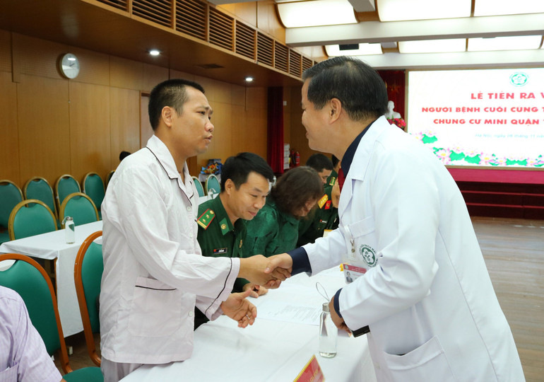 Phó Giáo sư, Tiến sĩ Đào Xuân Cơ chúc mừng Thiếu tá Nguyễn Văn Chương.