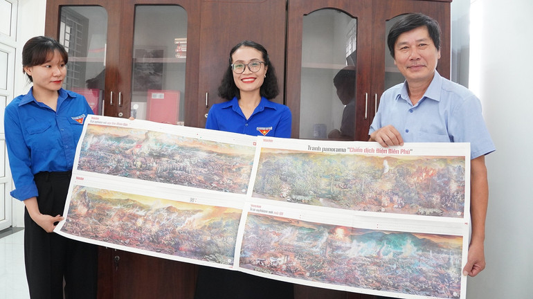 Bạn đọc nhận ấn phẩm đặc biệt tại Quảng Ngãi.