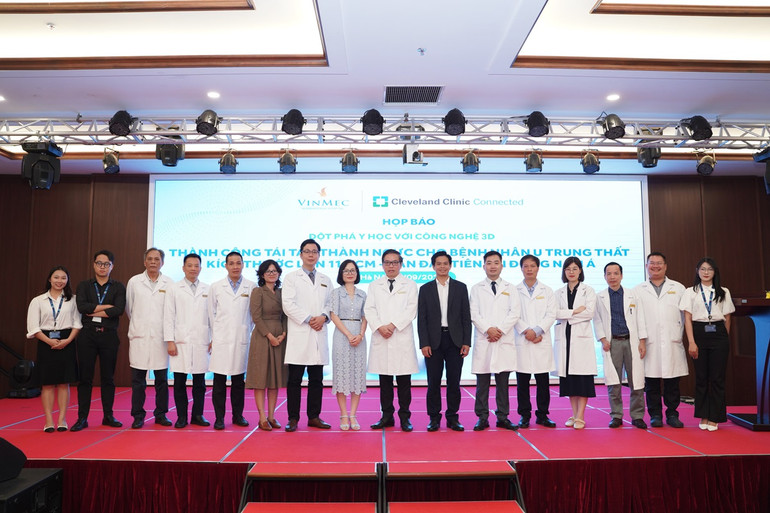 Ê-kíp các y, bác sĩ và nhân viên y tế chúc mừng thành công của ca phẫu thuật.