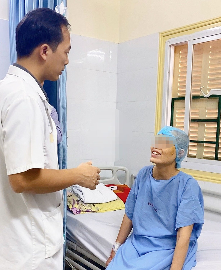 Tiến sĩ, bác sĩ Trần Đình Văn, Khoa Phẫu thuật Thần kinh I, Bệnh viện Hữu nghị Việt Đức trao đổi với người bệnh sau ca phẫu thuật thành công.