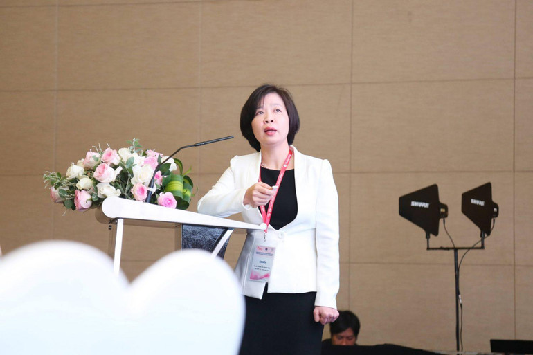 Tiến sĩ, bác sĩ Hoàng Thị Thanh Nga, Trưởng khoa Huyết thanh học nhóm máu, Viện Huyết học-Truyền máu Trung ương trình bày báo cáo tại hội nghị.