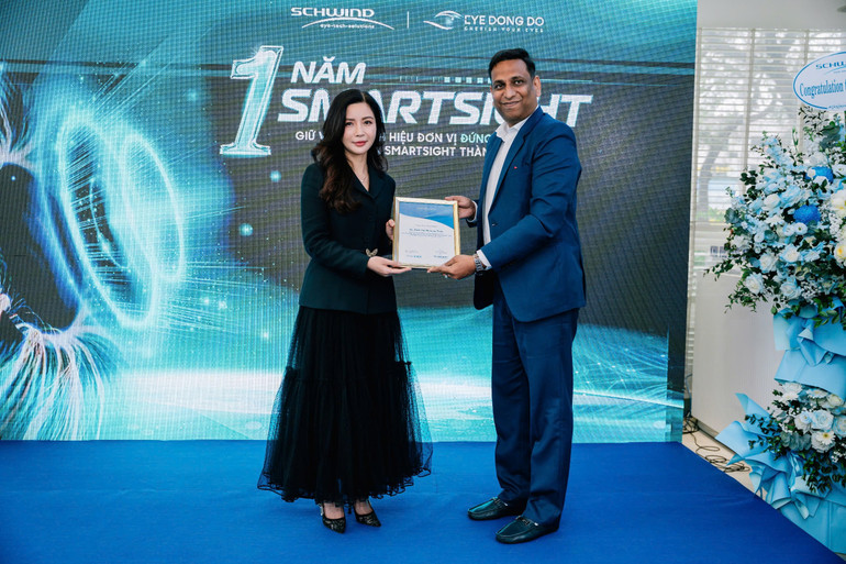 Đại diện hãng Schwind tại châu Á trao tặng chứng nhận danh hiệu Đơn vị dẫn đầu châu Á về số lượng ca phẫu thuật SmartSight cho Mắt Đông Đô. Đại diện hãng Schwind tại châu Á trao tặng chứng nhận danh hiệu Đơn vị dẫn đầu châu Á về số lượng ca phẫu thuật SmartSight cho Mắt Đông Đô.