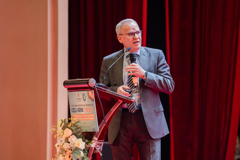 Giáo sư Candotti Fabio.