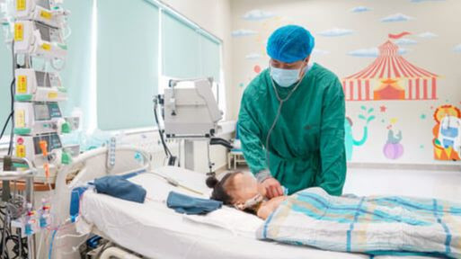 Bà nội hiến thận cứu cháu gái ảnh 1