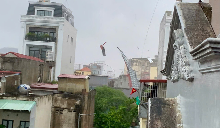 Ảnh mái tôn, bạt che, biển quảng cáo bay trong gió bão. (Ảnh: NGÔ QUANG DŨNG) Ảnh mái tôn, bạt che, biển quảng cáo bay trong gió bão. (Ảnh: NGÔ QUANG DŨNG)