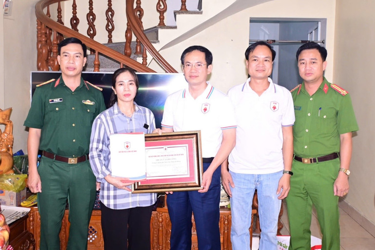 Hiệp hội Phòng cháy, chữa cháy và Cứu nạn cứu hộ Việt Nam cùng Phòng Cảnh sát Phòng cháy, chữa cháy và Cứu nạn cứu hộ - Công an thành phố Hải Phòng đến thăm hỏi, chia sẻ nỗi đau mất mát với gia đình Trung tá Quân đội Nhân dân Tăng Bá Hưng, Đại đội 1, Tiểu đoàn 1, Lữ đoàn 653 (Cục Hậu cần, Quân khu 3). Hiệp hội Phòng cháy, chữa cháy và Cứu nạn cứu hộ Việt Nam cùng Phòng Cảnh sát Phòng cháy, chữa cháy và Cứu nạn cứu hộ - Công an thành phố Hải Phòng đến thăm hỏi, chia sẻ nỗi đau mất mát với gia đình Trung tá Quân đội Nhân dân Tăng Bá Hưng, Đại đội 1, Tiểu đoàn 1, Lữ đoàn 653 (Cục Hậu cần, Quân khu 3).