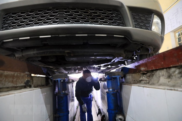 Cán bộ kỹ thuật kiểm tra khung, gầm bệ của phương tiện vào đăng kiểm tại Trung tâm đăng kiểm xe cơ giới số 29.03V.