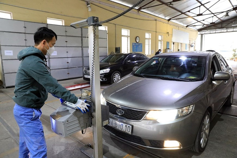 Cán bộ Trung tâm đăng kiểm xe cơ giới số 29.03V kiểm tra độ chiếu sáng của phương tiện.