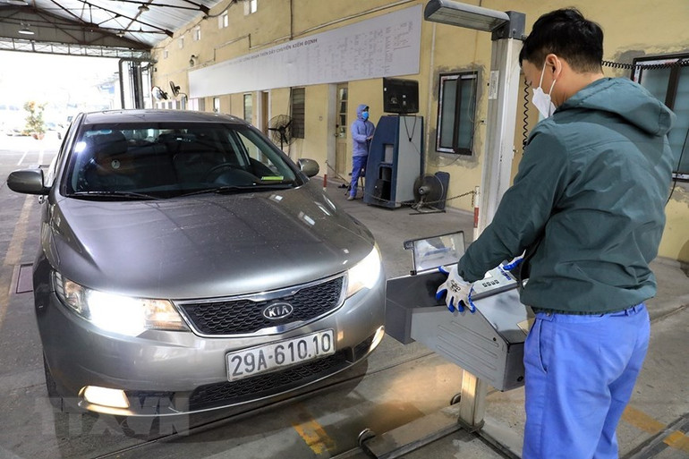 Cán bộ Trung tâm đăng kiểm xe cơ giới số 29.03V kiểm tra độ chiếu sáng của phương tiện.