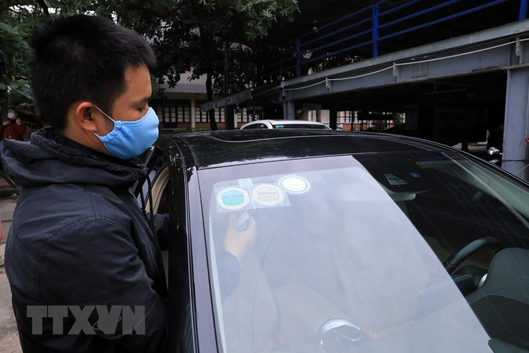 Các phương tiện tham gia giao thông đều phải có tem kiểm định mới được phép tham gia giao thông.