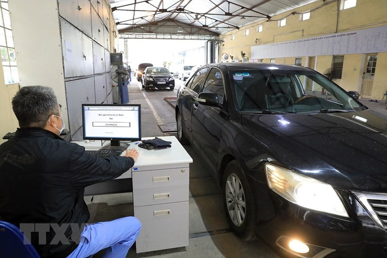 Các phương tiện đến đăng kiểm đều tuân thủ quy trình kiểm tra kỹ lưỡng.