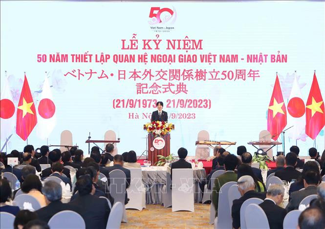 Hoàng Thái tử Nhật Bản Akishino phát biểu tại Lễ kỷ niệm 50 năm thiết lập quan hệ ngoại giao Việt Nam-Nhật Bản. (Ảnh: AN ĐĂNG/TTXVN)