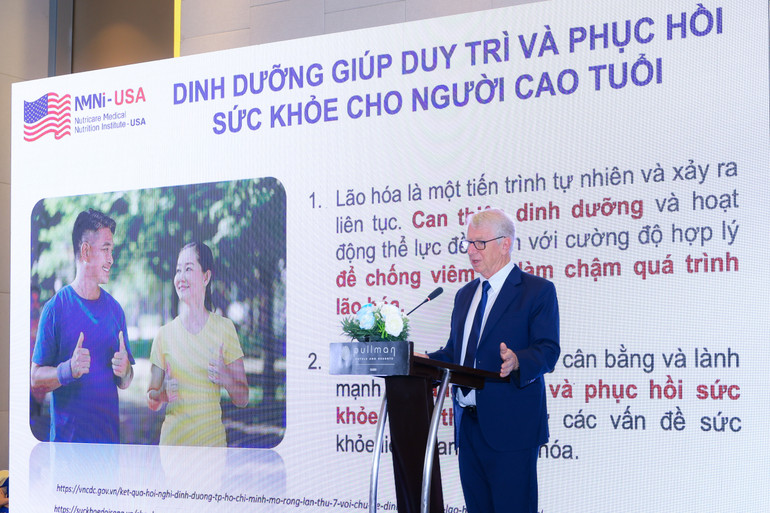 Tiến sĩ David Clark, Viện trưởng NMNI-USA.