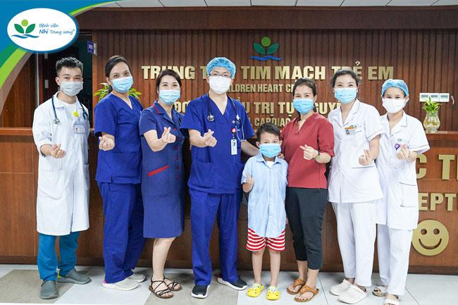 Bệnh nhi K.B trong ngày xuất viện.