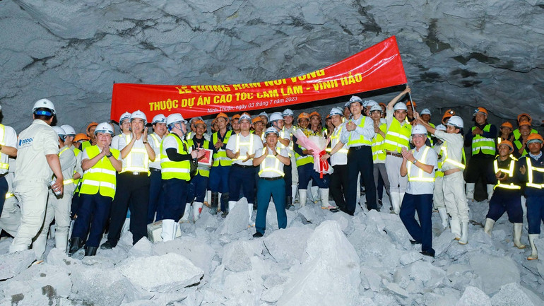 Các đại biểu đi thực địa trong lòng hầm Núi Vung.