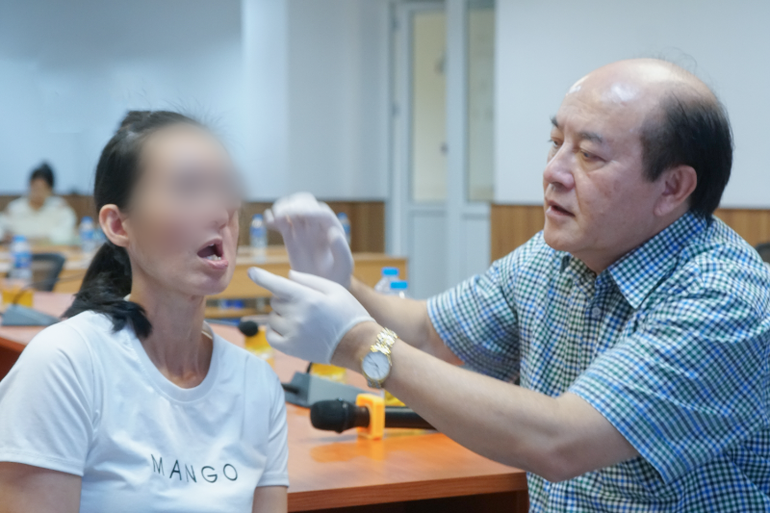 Giáo sư Nguyễn Tài Sơn - Cố vấn y tế Operation Smile Việt Nam, Phó Chủ tịch Hội Phẫu thuật tạo hình thẩm mỹ Việt Nam khám cho người bệnh.