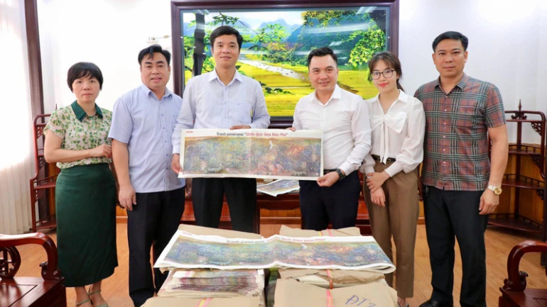 Văn phòng đại diện Báo Nhân Dân tại Ninh Bình tặng phụ san tranh panorama "Chiến dịch Điện Biên Phủ" cho Sở Giáo dục và Đào tạo tỉnh Ninh Bình.