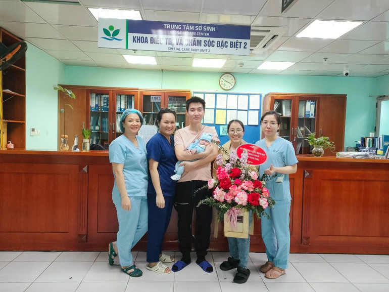 Gia đình bé Lương Trọng Đạt cảm ơn các y, bác sĩ Bệnh viện Nhi Trung ương trong ngày được ra viện.