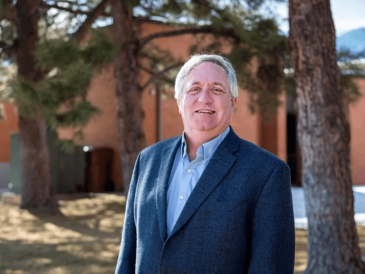 Giáo sư Seth Marder, chủ nhân kho tàng nghiên cứu khoa học đồ sộ với hơn 80.000 lượt trích dẫn. (Ảnh: Đại học Colorado Boulder)