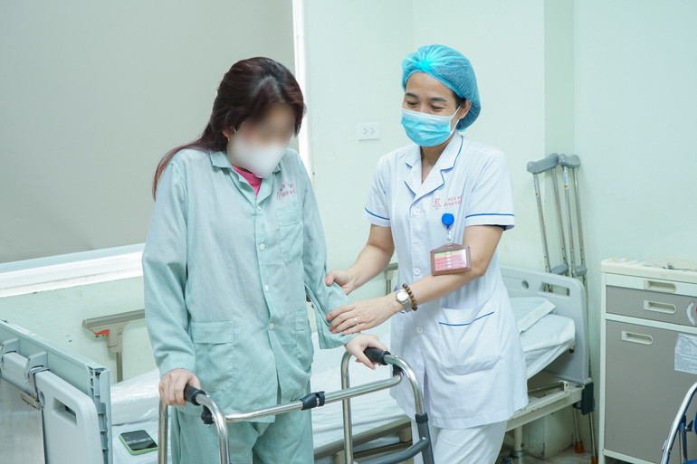 Bệnh nhân đang tập đi lại sau phẫu thuật thay khớp háng.