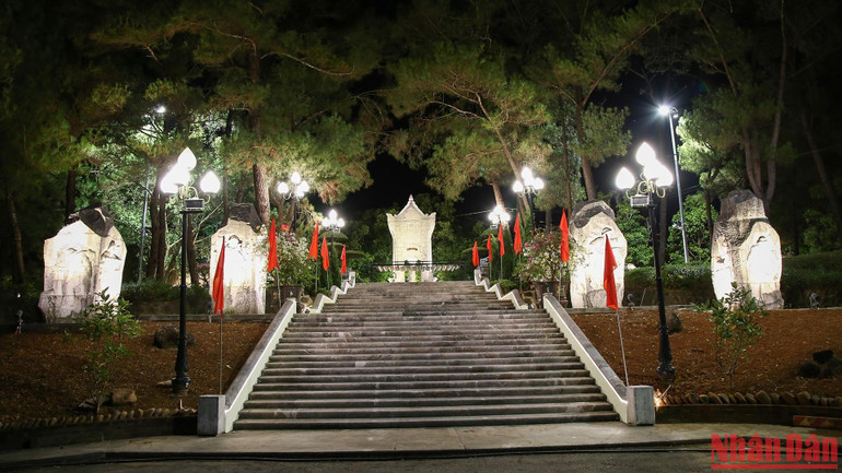 Nghĩa trang Trường Sơn là nơi quy tụ 10.333 phần mộ của các liệt sĩ, có tổng diện tích 140.000 m². Nghĩa trang Trường Sơn là nơi quy tụ 10.333 phần mộ của các liệt sĩ, có tổng diện tích 140.000 m².